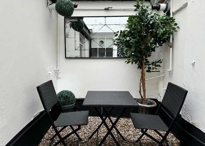 Stunning Newly Refurbished Studio With A Private Courtyard To Enjoy!