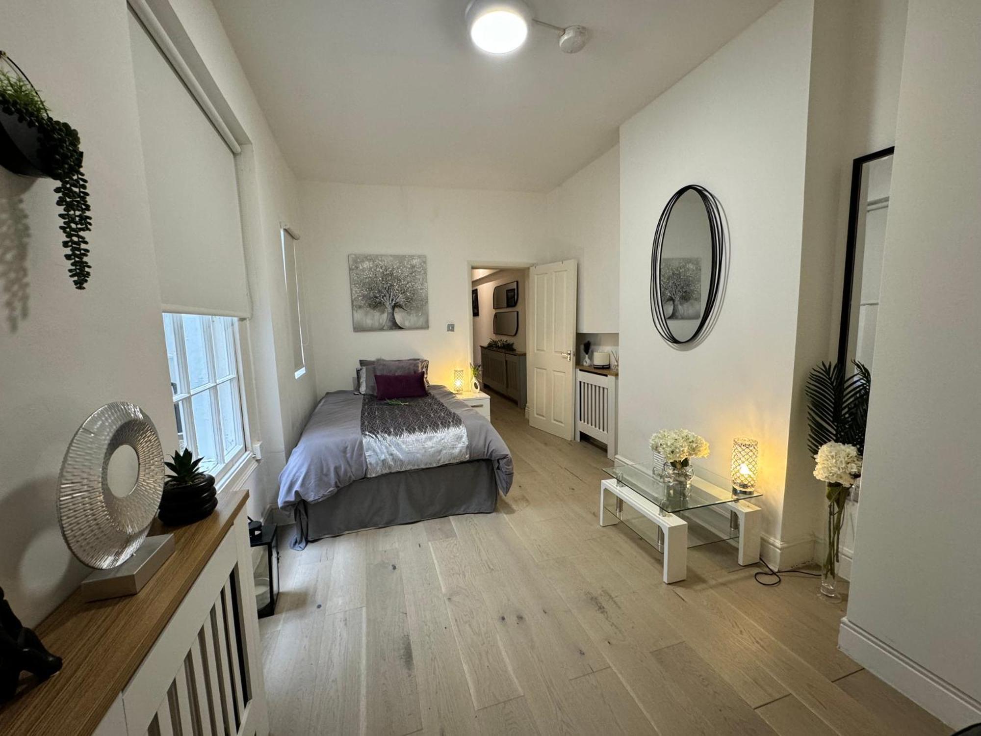 Stunning Newly Refurbished With A Private Courtyard To Enjoy! * Londra